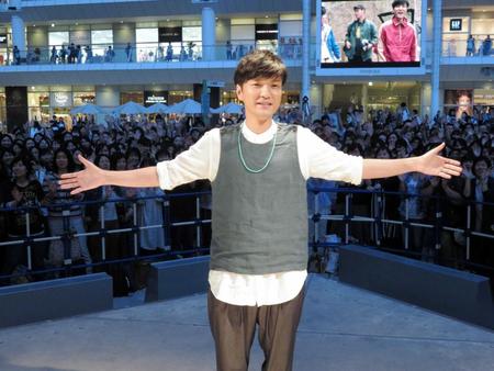 　充電を経て８カ月ぶりに公の場に登場した森山直太朗＝川崎市のラゾーナ川崎 