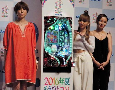 　パチンコの新台をＰＲしたｈｉｔｏｍｉ、倖田來未、鈴木亜美（左から）＝東京・ＡＮＡインターコンチネンタルホテル東京