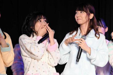 　渡辺麻友（左）と速報発表６位の柏木由紀