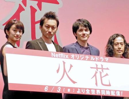 舞台あいさつした（左から）門脇麦、波岡一喜、林遣都、又吉直樹＝東京・台場