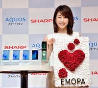 スマートフォンの新ＣＭ発表会に登場した加藤綾子＝東京・芝浦（撮影・佐々木彰尚）