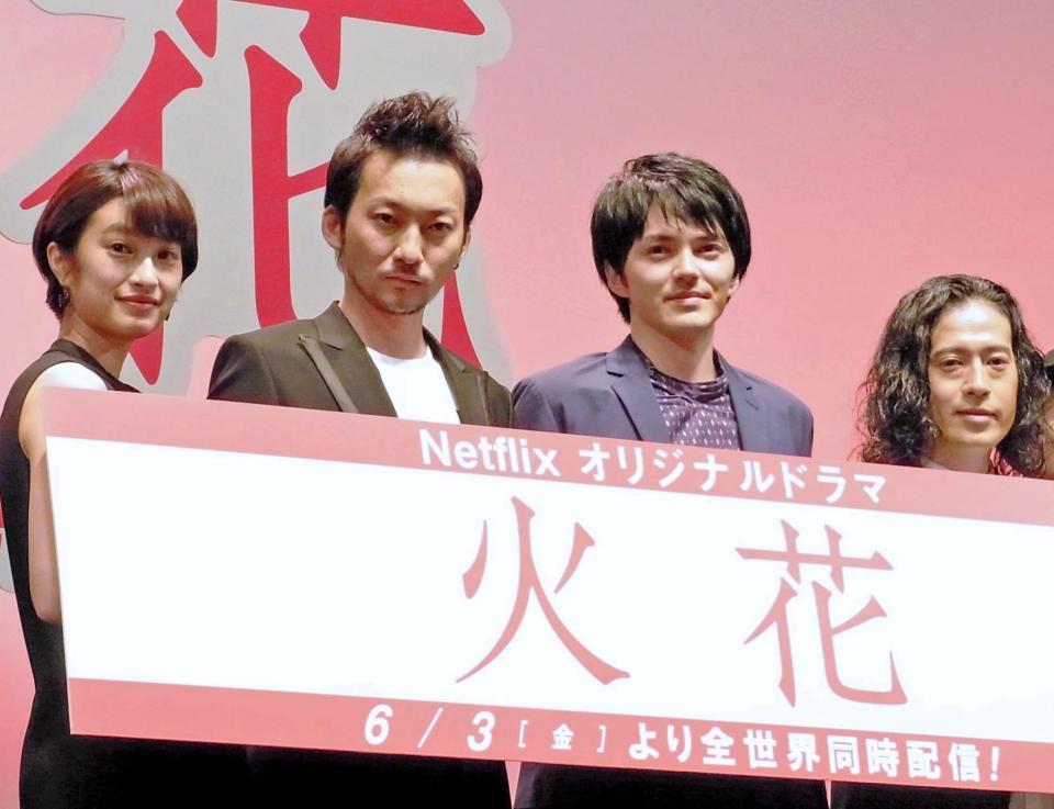 舞台あいさつした（左から）門脇麦、波岡一喜、林遣都、又吉直樹＝東京・台場