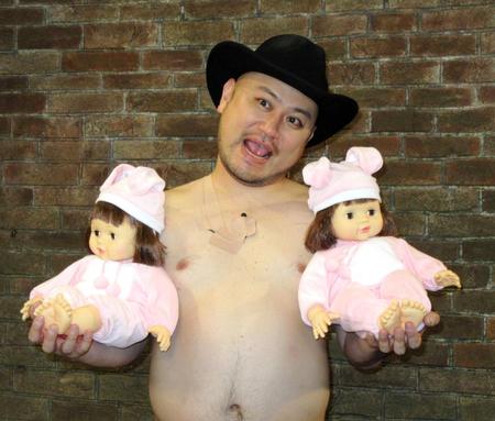 　双子女児のパパとなったことを報告するハリウッドザコシショウ＝都内