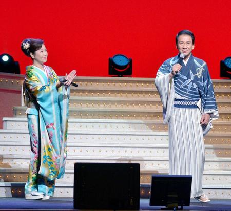　コンサートを行った（左から）伍代夏子、杉良太郎＝都内