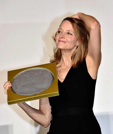 　舞台あいさつに登場し、手形をとったジョディ・フォスター監督＝東京・六本木