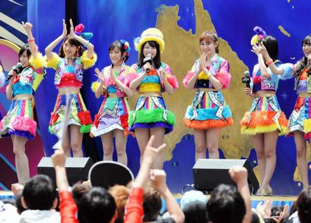 　「ＡＫＢ４８はこの夏、ＵＳＪに常駐しま～す！」とサプライズ発表する横山由依（中央）＝ユニバーサルスタジオジャパン（撮影・佐藤厚）