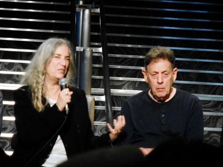「ＴＨＥ　ＰＯＥＴ　ＳＰＥＡＫＳ～ギンズバーグへのオマージュ～」の来日会見を行ったパティ・スミス（左）とフィリップ・グラス＝東京・錦糸町のすみだトリフォニーホール