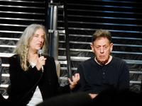 「ＴＨＥ　ＰＯＥＴ　ＳＰＥＡＫＳ～ギンズバーグへのオマージュ～」の来日会見を行ったパティ・スミス（左）とフィリップ・グラス＝東京・錦糸町のすみだトリフォニーホール