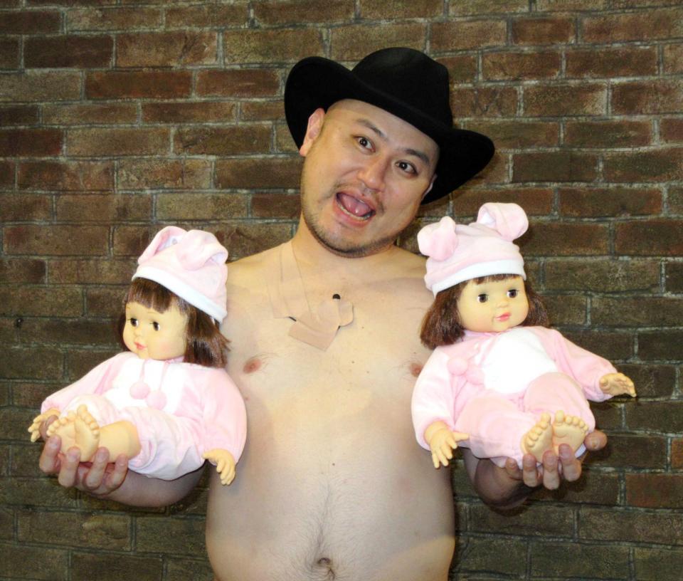 　双子女児のパパとなったことを報告するハリウッドザコシショウ＝都内