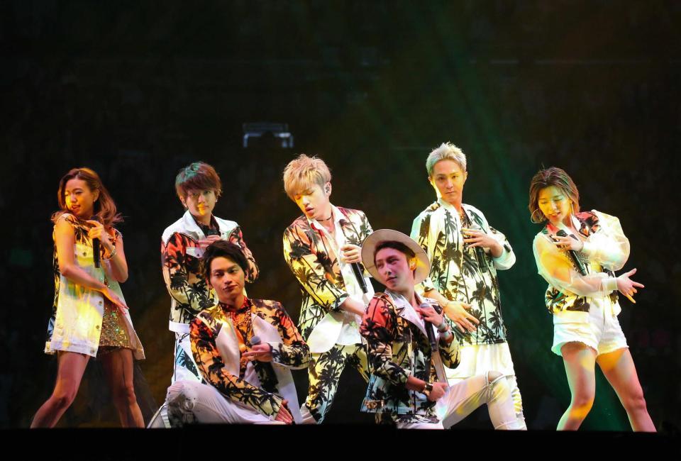 　ドーム公演を発表したＡＡＡの（左から）伊藤千晃、西島隆弘、日高光啓、末吉秀太、與真司郎、浦田直也、宇野実彩子＝大阪城ホール