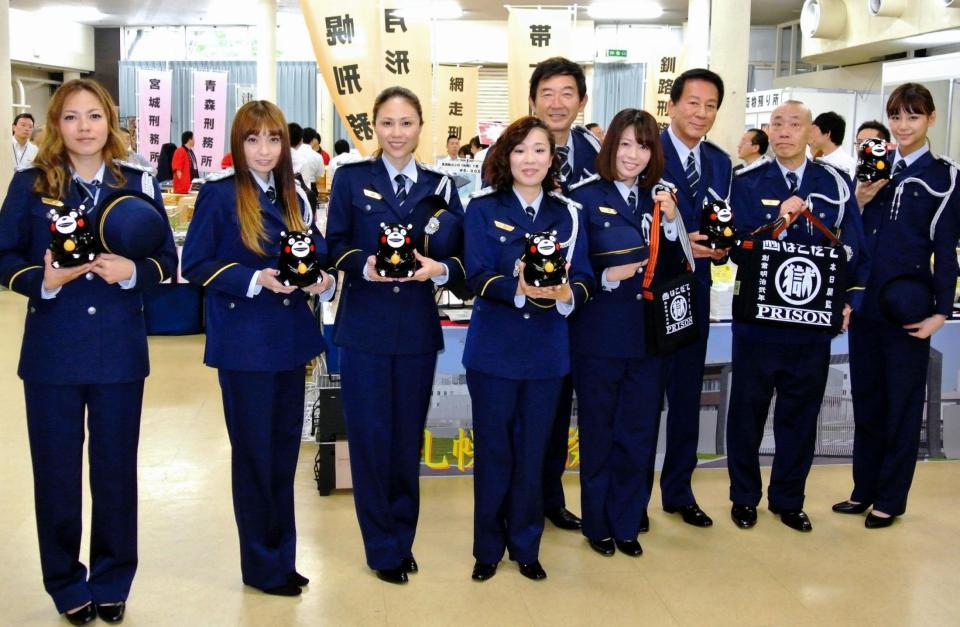 矯正支援官の制服でそろえるＭＡＸ・ＮＡＮＡ、杉良太郎、西内まりや（左から３、７、９人目）＝東京・科学技術館