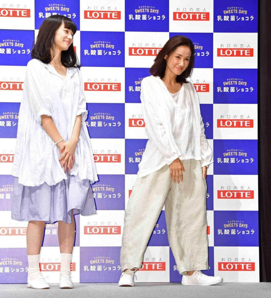 ロッテ「乳酸菌ショコラ」の新ＣＭ発表会に登場した小松菜奈と吉田羊＝スパイラルホール