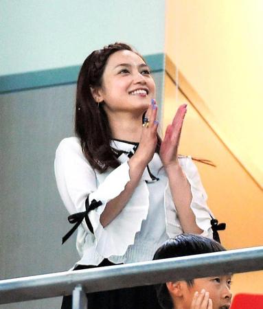 　長友に声援を送る平愛梨　