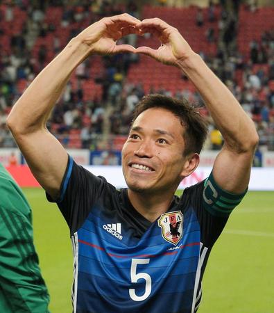 試合後、スタンドの愛梨に向かってハートマークをつくる長友＝豊田スタジアム