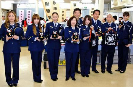 矯正支援官の制服でそろえるＭＡＸ・ＮＡＮＡ、杉良太郎、西内まりや（左から３、７、９人目）＝東京・科学技術館