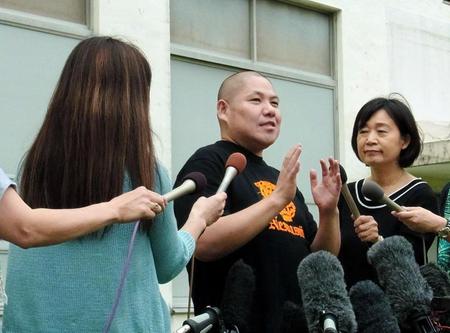 報道陣に囲まれ、恋の軌跡を説明する三瓶＝東京・新宿の吉本本社