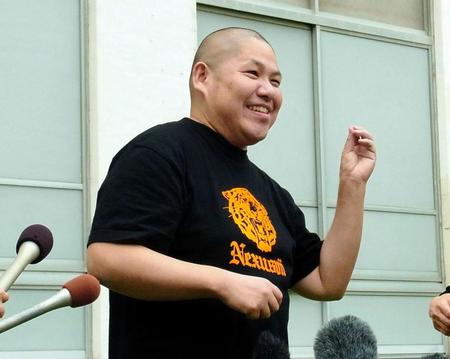 「２人の結婚は？」と聞かれ「賛成です」とネタを披露する三瓶＝東京・新宿の吉本本社