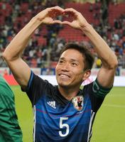 試合後、スタンドの愛梨に向かってハートマークをつくる長友＝豊田スタジアム