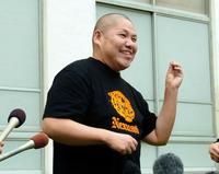 「２人の結婚は？」と聞かれ「賛成です」とネタを披露する三瓶＝東京・新宿の吉本本社