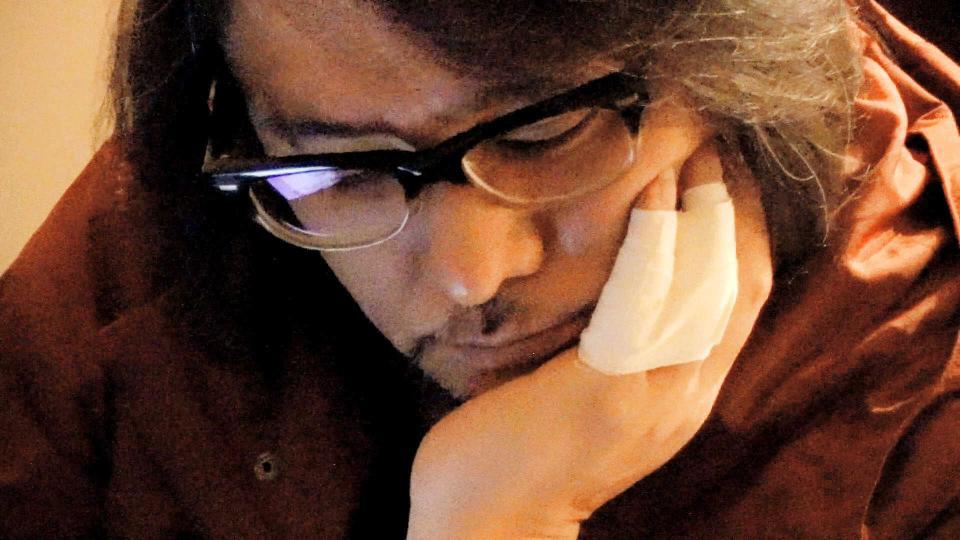 映画「ＦＡＫＥ」で思い悩んだ表情を見せる佐村河内守氏