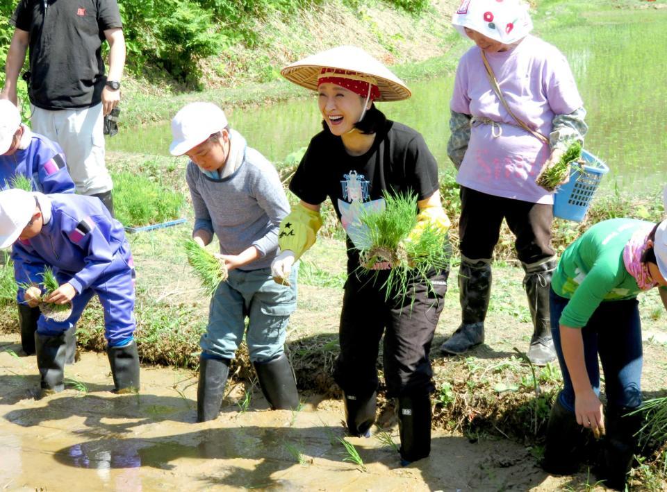 　復興米の田植えを行った小林幸子＝新潟県長岡市の山古志地区