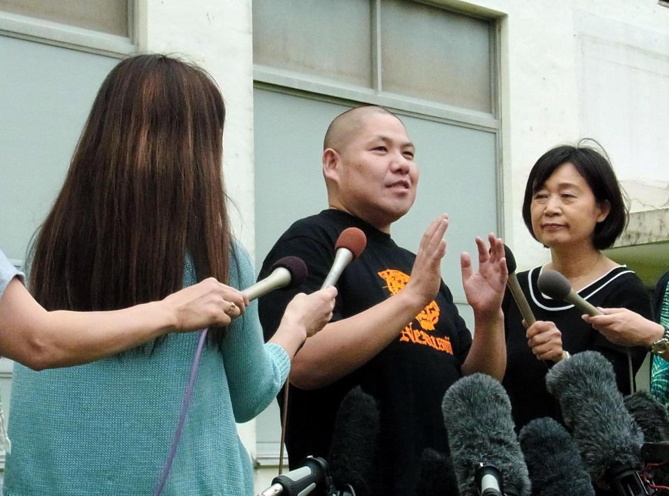 報道陣に囲まれ、恋の軌跡を説明する三瓶＝東京・新宿の吉本本社