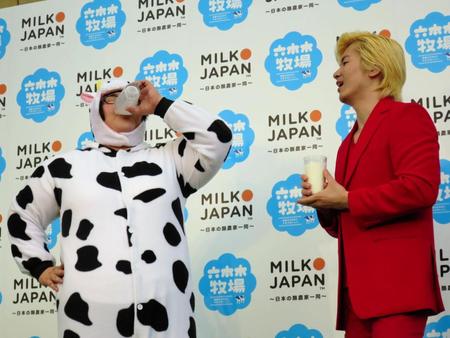 豪快に牛乳を一気のみするメイプル超合金の安藤なつ（左）と相方のカズレーザー＝東京・六本木