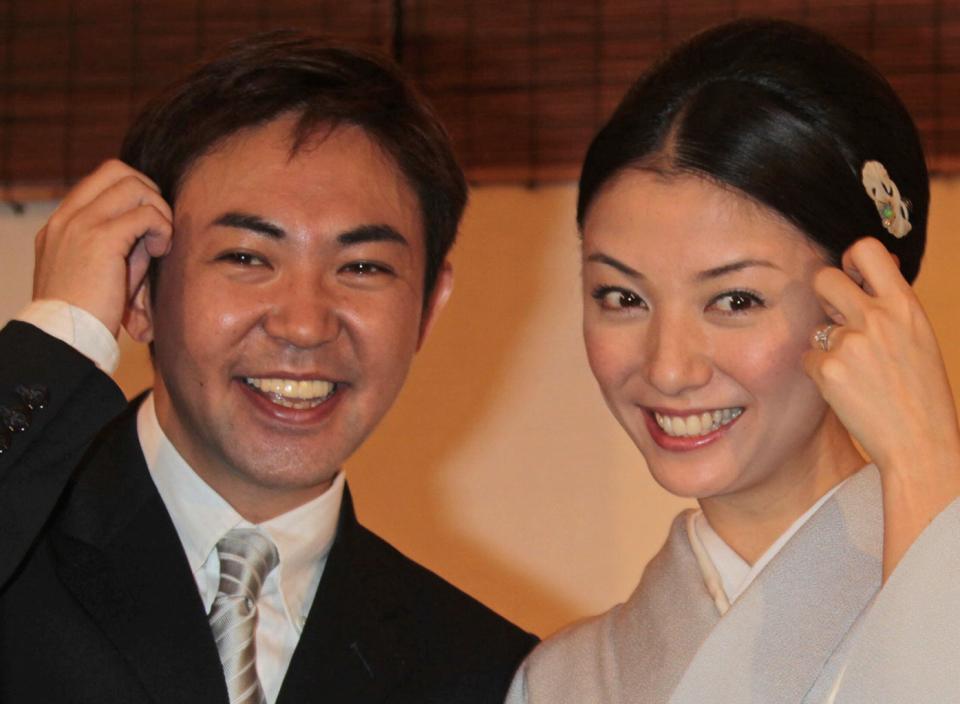 林家三平（左）と国分佐智子夫妻＝２０１１年１月の婚約会見