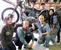 ロンドンブーツ１号２号・田村亮（前列左から３人目）ら出演者に、カスタマイズされた愛車を披露する小峠英二（前列左から２人目）＝東京・代田橋