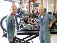 ロンドンブーツ１号２号・田村亮（右）にカスタマイズされた愛車を披露する小峠英二＝東京・代田橋