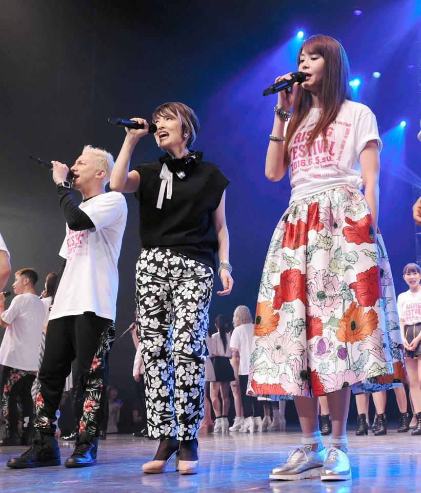 　熱唱する（右から）観月ありさ、荻野目洋子、ＤＡ　ＰＵＭＰのＩＳＳＡ