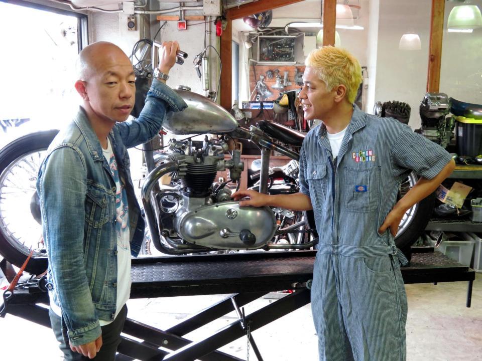 ロンドンブーツ１号２号・田村亮（右）にカスタマイズされた愛車を披露する小峠英二＝東京・代田橋