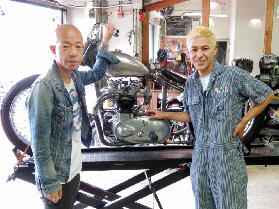 ロンドンブーツ１号２号・田村亮（右）にカスタマイズされた愛車を披露する小峠英二＝東京・代田橋