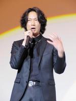 映画「日本で一番悪い奴ら」の試写会であいさつする綾野剛＝大阪市・ブルク７