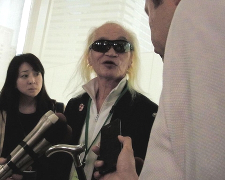 傍聴後に会見する内田裕也＝東京都議会