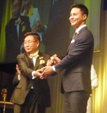 「第３５回ベスト・ファーザー『イエローリボン賞』」を受賞したユージ（右）＝都内