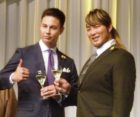 「第３５回ベスト・ファーザー『イエローリボン賞』」の授賞式で乾杯するユージ（左）と棚橋弘至＝都内