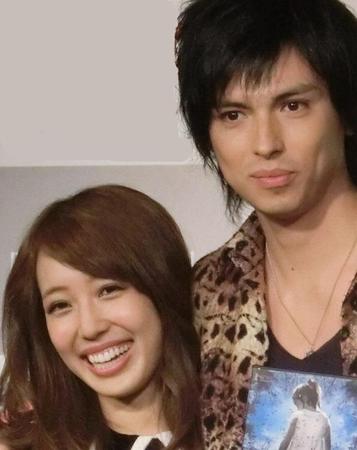 川崎希（左）とアレクサンダー夫妻