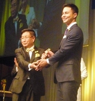 「第３５回ベスト・ファーザー『イエローリボン賞』」を受賞したユージ（右）＝都内