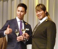 「第３５回ベスト・ファーザー『イエローリボン賞』」の授賞式で乾杯するユージ（左）と棚橋弘至＝都内