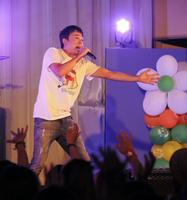 ミニライブで熱唱するファンキー加藤＝吉野山ふるさとセンター（撮影・持木克友）