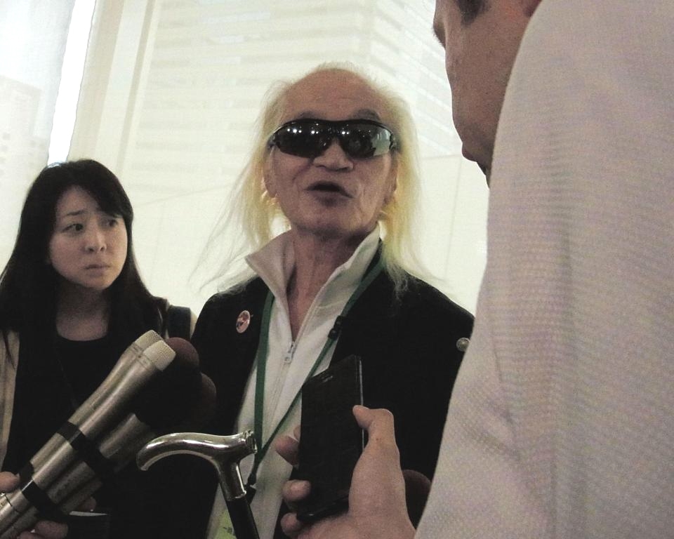 傍聴後に会見する内田裕也＝東京都議会