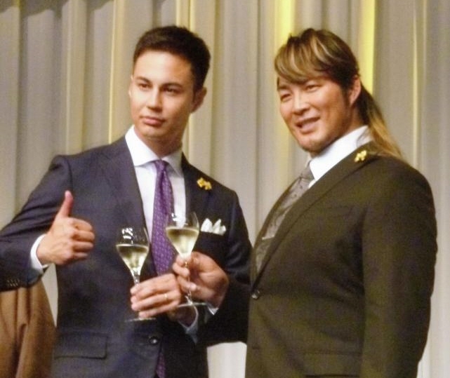 「第３５回ベスト・ファーザー『イエローリボン賞』」の授賞式で乾杯するユージ（左）と棚橋弘至＝都内