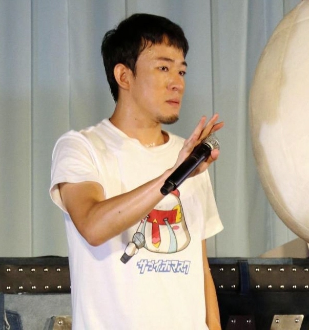 感極まり言葉に詰まるファンキー加藤に会場から「がんばれ」の声援がかかる＝吉野山ふるさとセンター