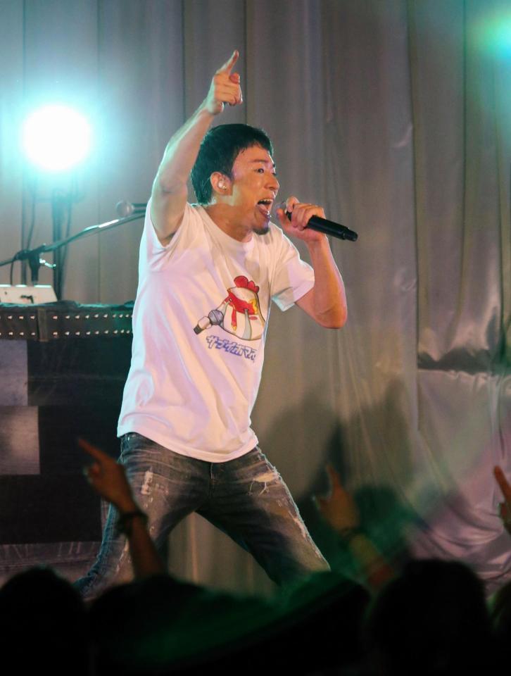 ミニライブで熱唱するファンキー加藤＝吉野山ふるさとセンター