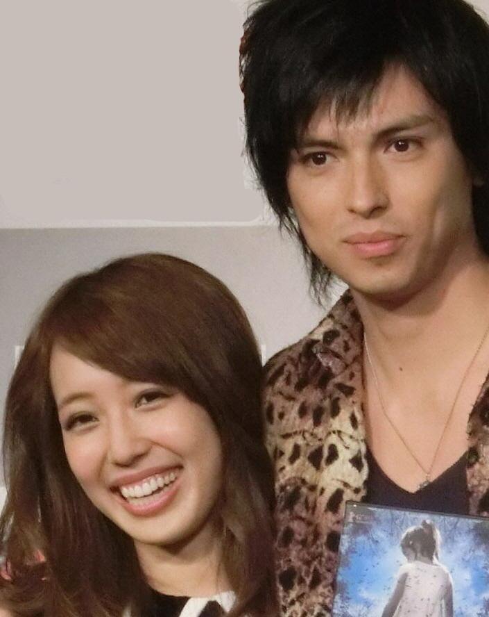 川崎希（左）とアレクサンダー夫妻