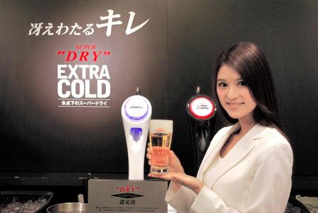 　アサヒビールエクストラコールドＢＡＲをアピールする東野祐美＝東京・銀座三越