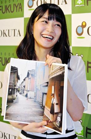 　「『まいまい』というお店を見つけて」と“運命の１枚”を披露する深川麻衣＝東京・福家書店新宿サブナード店