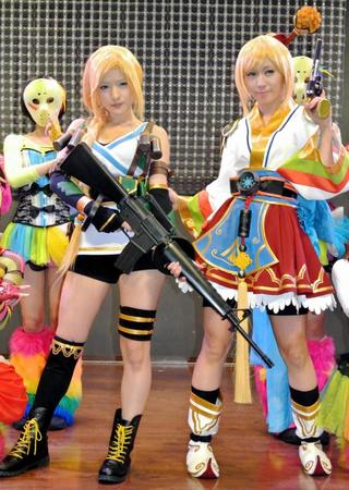 ゲームキャラのコスプレを披露した神谷えりな（左）と楠木まゆ＝都内