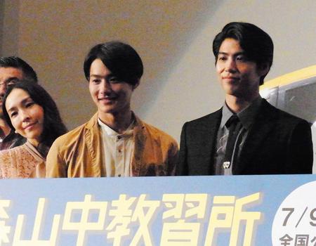 　舞台あいさつした（左から）麻生久美子、野村周平、賀来賢人＝東京・新宿バルト９